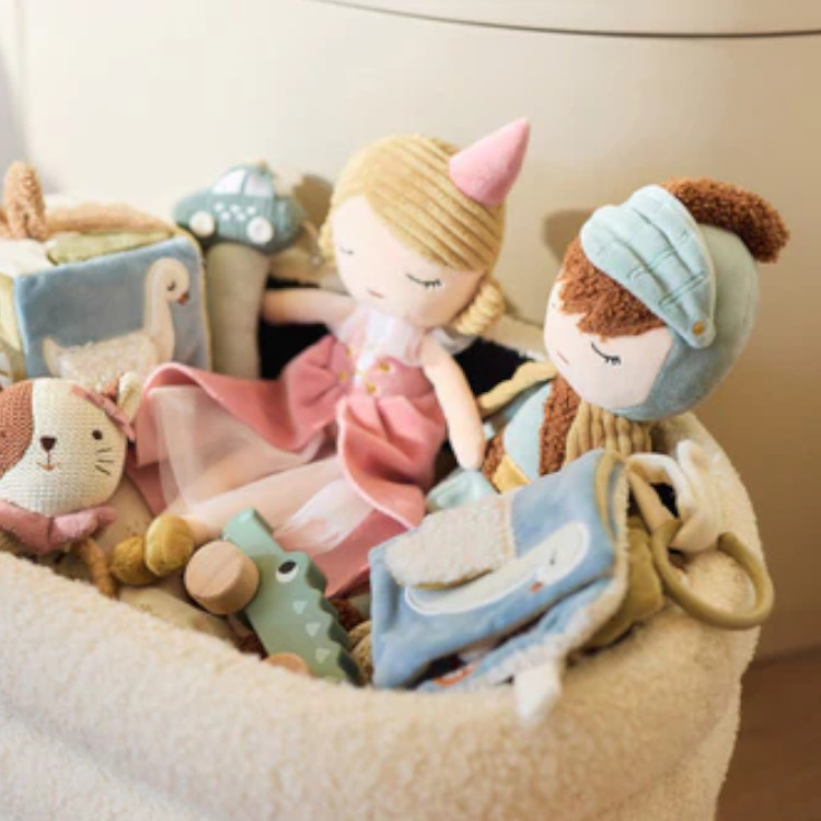 Kuschelpuppen Lady Lynn und Knight Duke – Prinzessin in rosa Kleid mit Tüllrock und Ritter mit Bouclé-Details, erhältlich im Babyladen Erlangen